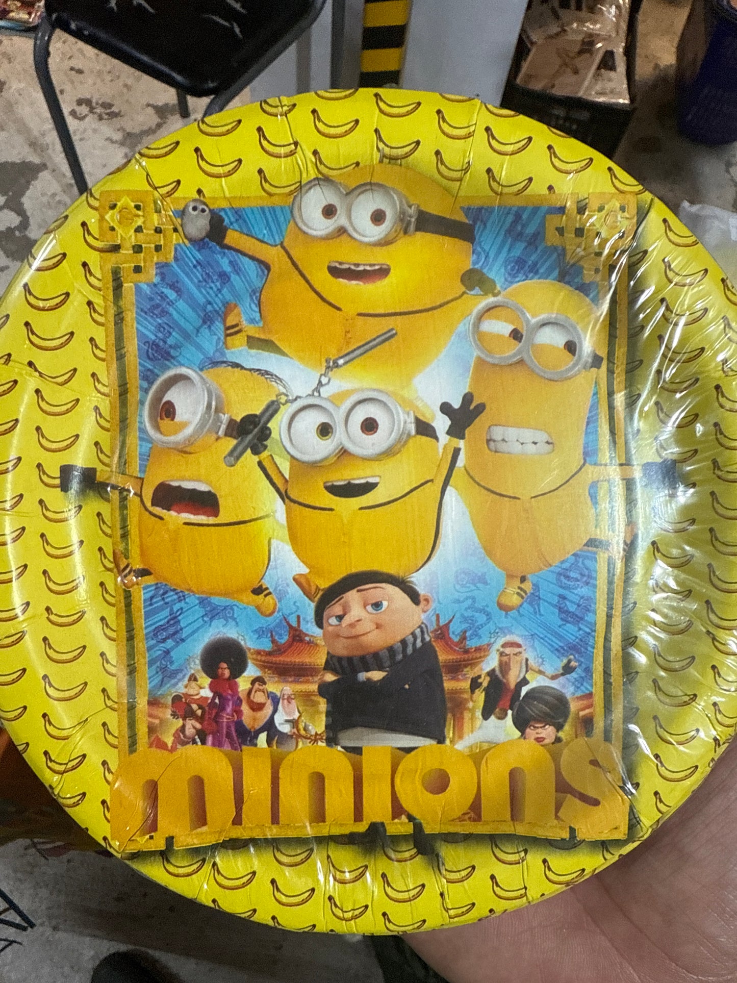 Plato pastelero minions con 10 piezas