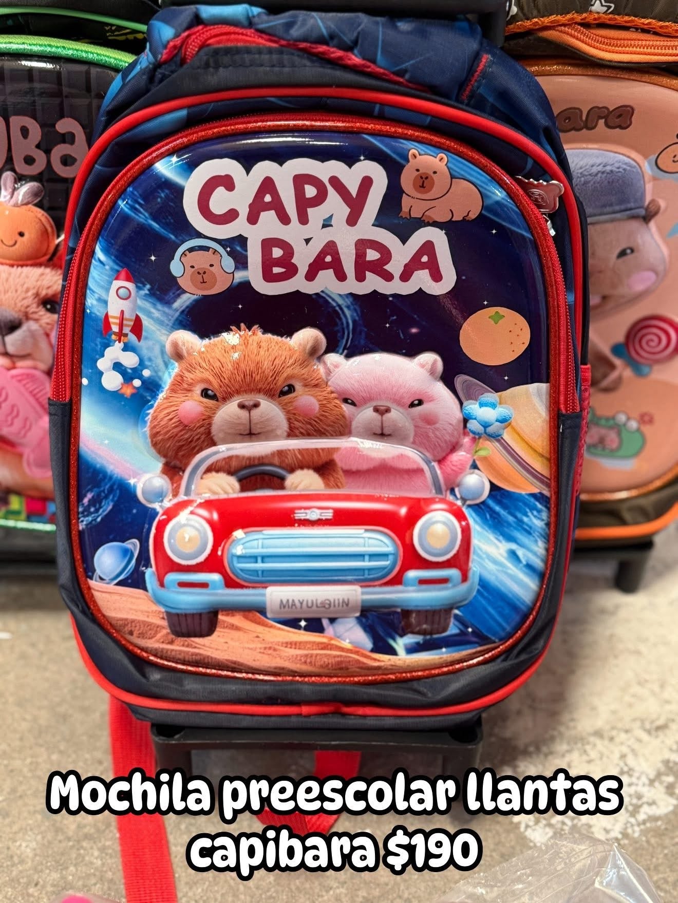 Mochila capibara llantas carro rojo