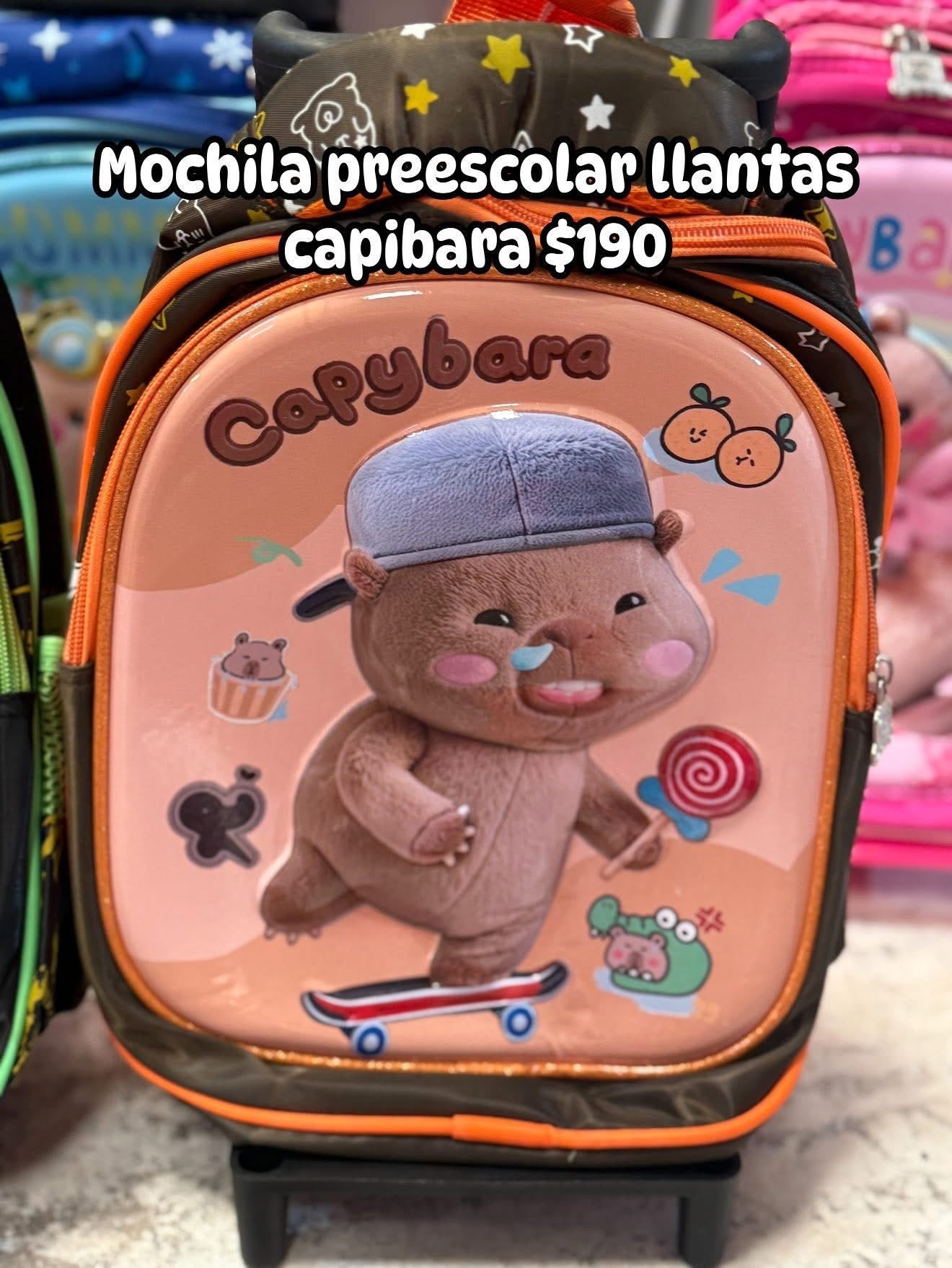 Mochila capibara llantas patineta