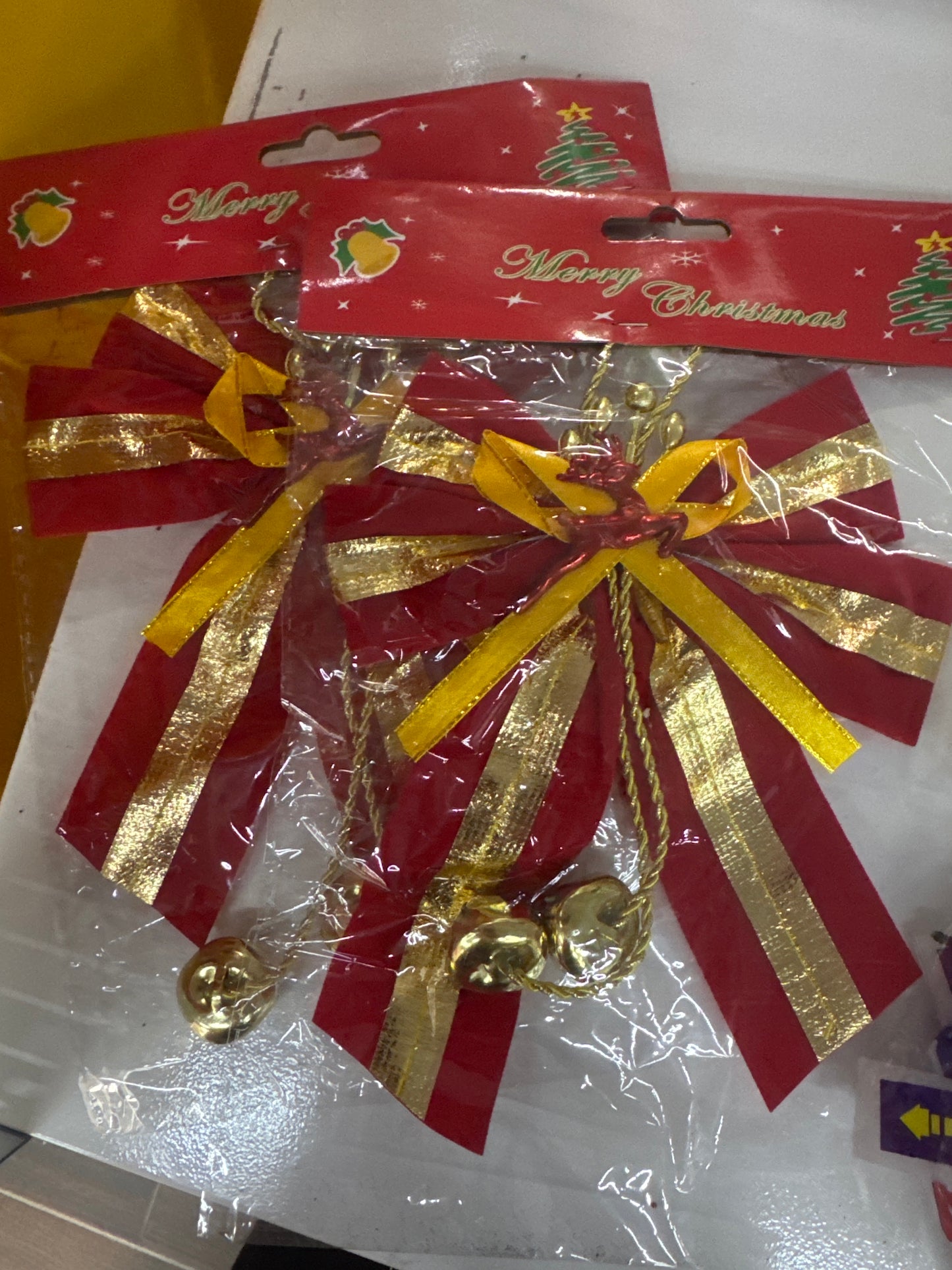 Moño rojo con cascabel navideño