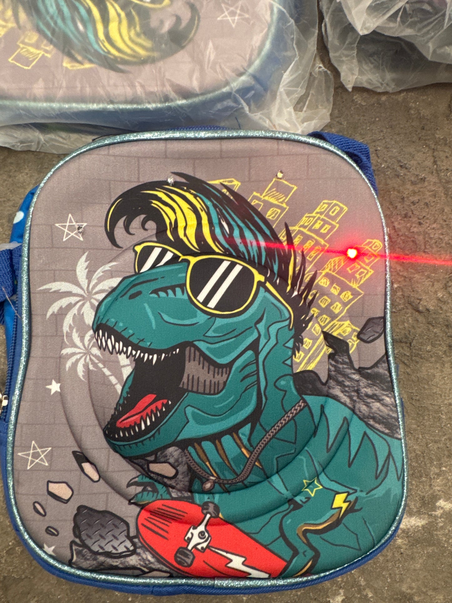 LONCHERA CON LUZ dinosaurio rock